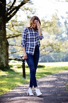 How to Wear White Booties White Booties Outfit Fall, Fall Weather Outfits, Booties Outfit Fall, Plaid Jeans, Skirt Outfits Fall