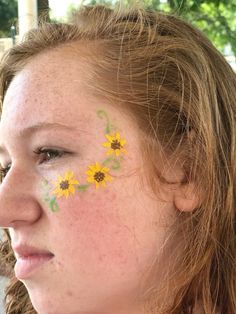 Small Flower Face Paint, Lemon Face Paint, Tiny Face Paint Ideas, Simple Flower Face Paint, Easy Summer Face Painting, Spring Face Painting Ideas, Sunshine Face Paint, Face Painting Flowers Easy