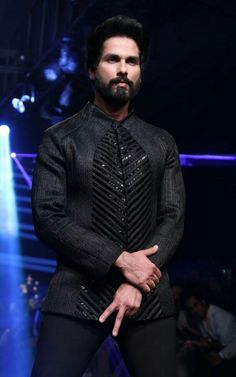 Shahid Kapoor Suit, Traditional Indian Mens Clothing, Indian Wedding Suits Men, Kurta Pattern, Boys Kurta Design, Designer Jackets For Men