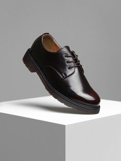 Editor's NotesPASCOROZEN’s derby shoes give a classic look with shiny leather fabric and lace-up design.- Comfortable fit- Lace-up design- Round toe style- Logo engraved in insole- Classic, minimal design- Shiny leather fabricMeasurements(in.)- Size: KR250mm(US7) - KR280mm(US10)- Heel Height: 1.4in.- Fits true to the size*Model Info: 5’10’’ 145.5lbs KR270mm(US9)Composition & Care- (Upper) Synthetic Leather (Lining) Synthetic Fiber (Heel) Synthetic Rubber- Please check the care labelDesigner- Office Patent Leather Low-top Lace-up Shoes, Modern Lace-up Oxfords For Formal Occasions, Office Low-top Dress Shoes With Brogue Detailing, Modern Formal Lace-up Oxfords, Modern Business Casual Lace-up Shoes With Round Toe, Low-top Oxford Lace-up Shoes For Business, Low-top Patent Leather Lace-up Shoes For Business, Modern Patent Leather Lace-up Business Shoes, Modern Lace-up Leather Shoes For Derby