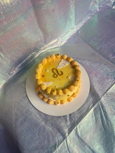 Shades of yellow vintage cake Leo zodiac symbol clouds artsy sunset vibes aesthetic Vintage Piping Cake, Zodiac Cake, Piping Cake, Marble Chocolate, Scorpio Rising, Leo And Scorpio, Vibe Aesthetic, Leo Season, Strawberry Filling