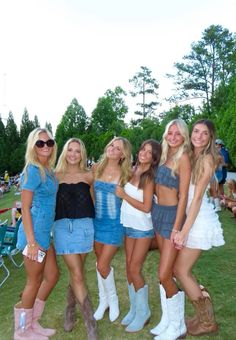 Country fit, country concerts, country Country Thunder Outfits Ideas, Skirt Country Concert Outfit, Barefoot Country Music Fest Outfits, Megan Moroney Concert Outfits Idea, Windy City Smokeout Outfits, Country Insta Pics, Country Night Out Outfit, Outfits To Wear With Cowgirl Boots