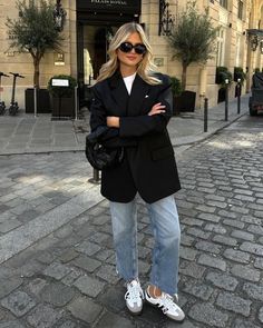 Adidas Samba Outfit, Chic French Style, Samba Outfit, Business Professional Outfits, Skandinavian Fashion, Paris Outfits, Mode Casual, Mode Inspo, Blazer Outfits