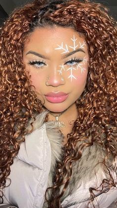 Pink Christmas Eye Makeup, Elegant Christmas Makeup, Christmas Make Up Looks Simple, Christmas Tree Makeup Look, Christmas Tree Eyeliner, Christmas Makeup Snowflake, Christmas Make Up Looks Holiday Makeup, Snow Flake Makeup Look, Cute Winter Makeup Looks