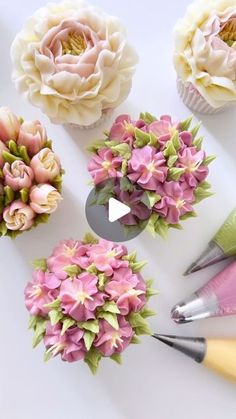 some flowers are being made out of cupcakes and crayon pencils