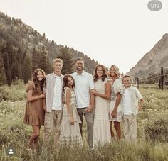 Fall Photoshoot Large Family, Large Family Photos Fall, Family Pictures Cream Color Schemes, Cream And Denim Family Pictures, Family Photos 10 People, Taupe Family Pictures Outfits, Cream And Brown Family Photos, Family Group Pictures Ideas, Brown And White Family Photo Outfits