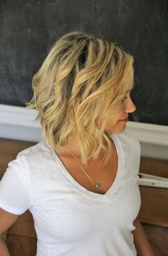 how to: beach waves for short hair - style - Little Miss Momma Beachy Waves Short Hair, Beachy Waves Hair, Beach Wave Hair, Wavy Bob Hairstyles, Haircuts For Curly Hair, Popular Haircuts, Short Waves