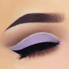 Maquillaje Cut Crease, Pageant Makeup, Silver Eye Makeup, Make Up Designs, Purple Eye Makeup, Linda Hallberg, Glitter Eye Makeup, Purple Makeup, Maggie Lindemann