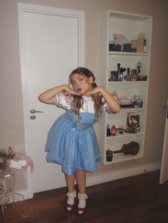 Dorothy Wizard Of Oz Costume Diy, Dorthy Wizard Of Oz Costume, Blue Dress Costume Ideas, Dorothy Gale Costume, Wizard Of Oz Costumes Diy, Dorothy Halloween