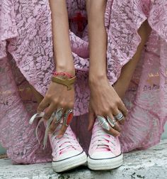 Madonna '80s Pink Chucks, Pink Converse, Estilo Hippie, Bohol, Miss Dior, Converse Sneakers, Everything Pink, Carrie Bradshaw, Pink Shoes