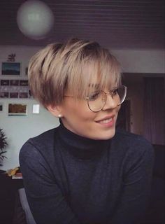 26 Classy Pixie Haircut for Thick Hair and Thin Hair - The First-Hand Fashion News for Females Classy Pixie Haircut, Kort Pixie, Messy Pixie Haircut, Long Pixie Hairstyles, Kadeřnické Trendy, Messy Pixie, Hairstyles Blonde, Roll Hairstyle, Blonde Short