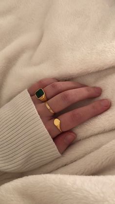 Aesthetic Hand With Rings, Classy Rings Aesthetic, Lots Of Rings On Hand, Many Rings On Hand, Minimalist Jewelry Aesthetic, Hand Jewelry Aesthetic, Rings On Hand Aesthetic, Everyday Rings Gold, Rings For Small Hands