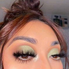 Green Simple Eyeshadow Looks, Brunch Eyeshadow Looks, Aesthetic Green Makeup Looks, Green Makeup Inspo Aesthetic, Latina Baddie Makeup Eyeshadow, Face Art Makeup, Pinterest Makeup, Brown Skin Makeup