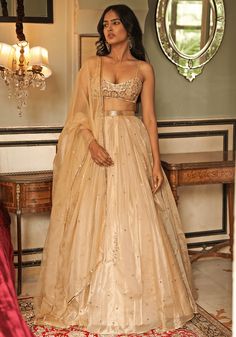 Muted Gold Organza Lehenga Set Zoon Tribe - Fabilicious Fashion Orang India, Lehenga And Blouse, Gold Organza, Gold Lehenga, Simple Lehenga, Organza Lehenga, Indian Outfits Lehenga, Gaun Fashion, Indian Dresses Traditional