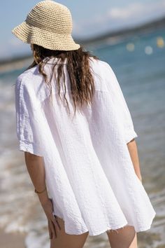 Chemise oversize confectionnée dans un tissu en coton super léger. Confortable, aérée et parfaite pour un style estival décontracté. White Relaxed Fit Breezy Tops, Oversized Summer Beach Shirt, Summer Beach Shirt For Day Out, White Beach Shirt For Summer, White Shirt For Summer Beach Occasion, Summer Linen Shirt For Day Out, Oversized Cotton Shirt For Beach Season, Breezy Short Sleeve Vacation Blouse, Breezy Short Sleeve Blouse For Vacation