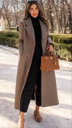 Explore timeless elegance with female old money fashion for the office. Discover styles that combine sophistication and professionalism. Old Money Fashion, Money Fashion, Quoi Porter, Professional Outfits Women, Business Outfits Women, Casual Wear Women, Fashion Mistakes, Style Mistakes