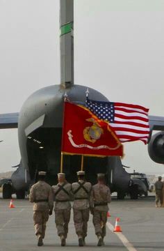 Marines color guard in Kandahar Afghanistan March towards an Air Force aircraft during a ramp ceremony to honor fallen Marines and soldiers. Marine Corps Aesthetic, Usmc Baby, Marines In Combat, Oorah Marines, Marine Aesthetic, Kandahar Afghanistan, Memorial Day Photos, David Bible, Usmc Mom