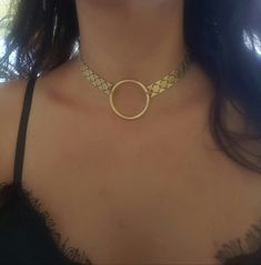 "♦ A beautiful choker necklace, made of metal gold-plated brass in a very high quality with a hoop pendant in its center. SIZA: length 11.8 \" (30 cm) up to 15.8\" ( 40 cm) wide chain 0.47 \" ( 1.2 cm) ♦ This piece of jewelry is perfect as a gift for yourself, for a wedding day, Valentine's day or a birthday. ♦ The jewel will be sent by registered mail (to some countries also includes a tracking number), more information in the F&Q. ♦ My Etsy Shop: http://etsy.me/2rdJm27 Thank you for your i Gold Cleopatra, Gold Chunky Necklace, Delicate Choker Necklace, Thick Choker, Cleopatra Style, Multi Chain Bracelet, Hoop Necklace, O Ring Choker, Gold Body Chain