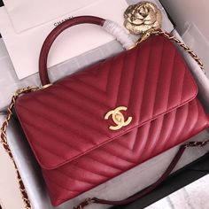 Description CC Handbag With Top Handle Red For Women 11in/28cm Rep 1:1 Measurements: 28 x 18 x 12 cm/ 11 x 7 x 4.7 inches (Length x Width x Height) Chain Red Zipper inside Medal hardware Include dust bag. This product is of the best quality. Chanel Coco Handle, Handbags Chanel, Iphone Bag, Purse Trends, Chanel Chanel, Burberry Handbags, Vintage Purse, Prada Handbags, Chanel Bags