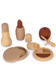 Cutest Silicone Makeup Play Set perfect for pretend (and messy!) play and dress up! Made of 100% silicone, it's not afraid of water or dirt! Features 6 pieces: lipstick, perfume, nail polish, powder with mirror, eye shadow and a brush Shell Mirror, Silicone Makeup, Get Glam, Nature Baby Shower, Types Of Gifts, Beauty Kit, Tiny Hand, Beauty Sets, Beauty Supply