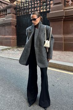 Nyc December Outfit, New York City Winter Outfits, Gray Coat Outfit, Nyc Winter Outfits Cold Weather, New York Winter Outfits, Winter Nyc Outfits, New York City Outfits Winter, Winter Outfit Guide, Winter Outfits New York City