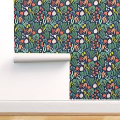 an image of a wallpaper with flowers and leaves on it in the corner of a room