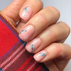 A soft, nude background is adorned with subtle, delicate snowflakes and berry accents. The fine details make this design perfect for those who love a simple, classic winter look with just a hint of holiday flair. Holly Nail Art, Short Christmas Nails, Simple Christmas Nails, Berry Nails, Green Nail Art, Festive Nail Art, Pumpkin Nails, Cute Christmas Nails, Christmas Nails Easy