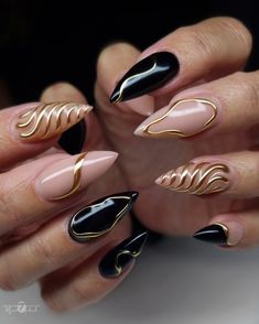 black and gold nailart Black Gold Fall Nails, Black And Gold Nails Matte, Black Classy Nail Designs, Black White Gold Nails Design, Formal Black Nails, Black And Gold New Years Nails, Black Nails With Gold Flakes, Black Gold Nails Designs, Black Nails With Gold Design