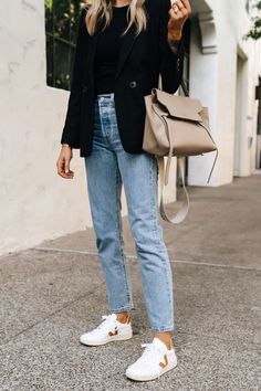 Blazer And Jeans, Blazer Outfits Casual, Smart Casual Work Outfit, Weekend Outfits, Business Casual Outfits For Women, Veja Sneakers, Blazer Outfit, Business Casual Outfits For Work