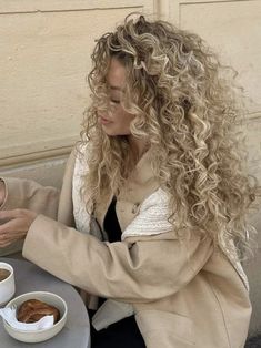 Ashy Blonde Hair Curly, Super Curly Blonde Hair, Hair Dye Ideas For Natural Blondes, Curly Blonde Hair Balayage, Blond Curly Hair Aesthetic, Long Blonde Permed Hair, Healthy Blonde Curly Hair, Blonde For Curly Hair, Big Blonde Curly Hair