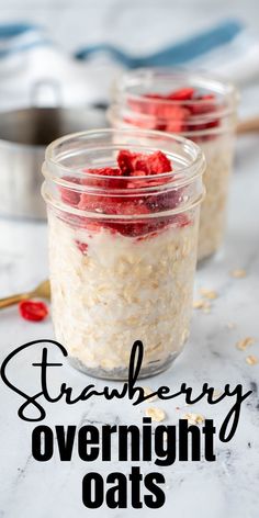 mason jar of overnight oats with strawberries Strawberry Overnight Oats Recipe, Breakfast Strawberries, Belle Of The Kitchen, Morning Oats, Night Oats, Strawberry Overnight Oats