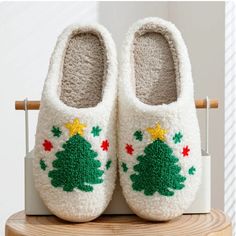 Christmas tree slipper's - Comfort: Made with a full upper made of plush material that is warm and cozy and difficult to deform, it gives you a warm and cozy feeling. - Anti-slip: Easy to wear, anti-slip design. The warm, fuzzy lining is made to give weary toes and heels enduring marshmallow comfort and warmth. Walking is made easier with textured rubber soles that are non-slip. Shock absorbing sole. Prevent scratches on floors. - Soft soles: The superior rubber soles of the slippers are extreme Christmas Slippers, Cute Christmas Tree, Fuzzy Slippers, Christmas Tree Pattern, Christmas Tree Design, Slippers Cozy, Christmas Cartoons, Tree Patterns, House Slippers