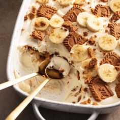 a pan filled with ice cream topped with banana slices and graham crackers on top