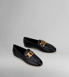 Loafers in elegant, brushed leather and a smoky-effect finish, with a metal branded, chain accessory and a leather outsole. Luxury Loafers With Metal Feet For Galas, Luxury Gold Calf Leather Loafers, Luxury Gold Loafers In Calf Leather, Elegant Leather Loafers With Metal Logo, Luxury Leather Loafers With Metal Feet, Gold Calf Leather Formal Loafers, Gold Calf Leather Loafers For Formal Occasions, Elegant Leather Loafers With Chain Strap, Formal Gold Calf Leather Loafers