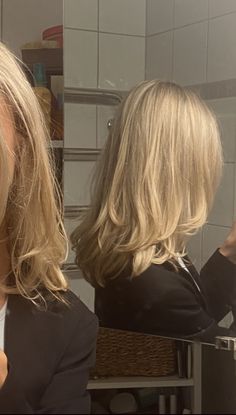 Blonde Layered Mid Length Hair, Blonde Long Bob Layers, Collarbone Length Hair With Long Layers, Blonde Haircut Styles, Mid Short Hair With Layers, Shoulder Length Blonde Hair Layers, Blonde Hair With Layers Medium, Blond Highlights Medium Length Hair, Blonde Hair No Layers