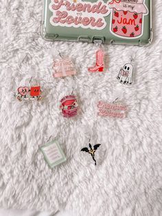 there are many pins and magnets on the bed