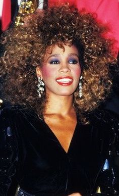 Whitney Houston in the #eighties 80s Eye Makeup, 1980s Makeup And Hair, 80’s Makeup, 1980s Fashion Trends, Look 80s