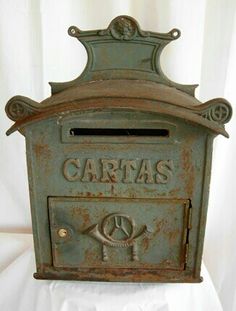 an old metal mailbox with the word cartas written on it