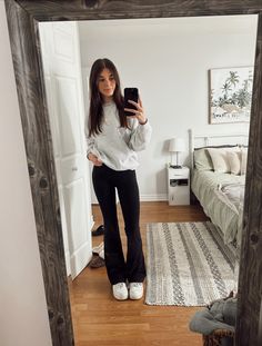 Flared Leggings Outfit Casual, Flared Legging Outfit, Black Yoga Pants Outfit, Outfits With Flares, Flares Outfit, Flare Yoga Pants Outfit