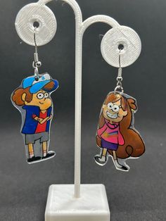 Mabel & Dipper Pines earrings. Hand drawn and painted by me on heat shrink plastic. Dipper Gravity Falls, Mabel And Dipper, Dipper Pines, Heat Shrink, Outfit Design, Shrink Plastic, Fall Earrings, Orlando Fl, Gravity Falls