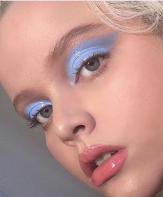 Trucco Glam, Editorial Vogue, Glossy Lids, Blue Makeup Looks, Makeup Tip, Prom 2024