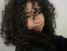 Beautiful Curly Hair, Hairdos For Curly Hair, Foto Poses, روتين العناية ب�البشرة, Discord Server, Dream Hair, Curly Girl, Pretty Selfies, Long Curly