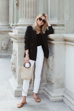 A Blogger's Trick To Update Your Look Without Looking Too Trendy | Be Daze Live Fashion Vest, Black And White Outfit, Outfit Chic, Outfit Jeans, Mode Inspo, Blazer Outfits