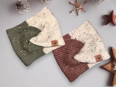 Women's Tweed Ear Warmer in your choice of color combination! Choose from green or burgundy tweed. Warm and stylish! These ear warmers are made with 100% Soft Acrylic Tweed Yarn.  These are the perfect gifts for the holidays 🎁 Care: Machine wash and air dry.  Refunds and Exchanges I gladly accept returns or exchanges. I want you to be happy with your purchase, so please contact me within 7 days after delivery if there is an issue with your item and I will work with you to return or exchange. Re Knitted Headbands, Headband Knit, Head Warmer, Crochet Stocking, Crochet Headbands, Bottle Cozies, Circular Knitting Machine, Crochet Bandana, Crochet Angel