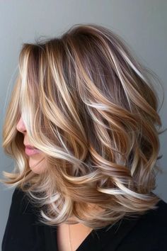 Balayage Kurze Haare: frische Ideen - hairtastic.de Fall Balayage Dark Blonde, Fall Highlights Light Brown Hair, Bronze Highlights On Blonde, Fall Blonde Hair Colors 2024, Hair Color For Dirty Blonde, Blonde Highlights For Fall, Blonde Highlights Haircut, Blonde And Caramel Highlights, Colors For 2024