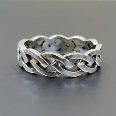 All of the jewelry is handcrafted by artisans💍. We use cutting edge technology for precision and amazing quality. All of the designs are sketched by me✌🏼. Details Style : Chain Design Ring Metal: 925 Sterling Silver Size: All Ring Sizes All of our products have 925 stamp. This product is suitable for everyday use and for special occasions as well. We also accept wholesale orders on wholesale value. Please contact us freely for wholesale orders. The picture is only for representation. The final Plain Silver Rings, Plain Ring, Plain Rings, Ring Gifts, Natural Gemstone Ring, Chain Silver, Women Ring, Thumb Rings, Ring Women