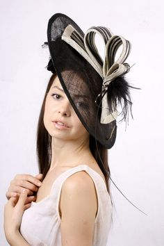 Stunning Black and cream couture derby fascinator hat perfect to be worn at Melbourne cup, Royal Ascot hat or Kentucky derby! Wedding quest Couture Fascinators, Cup Hat, Classy Hats, Hat Tea Party, Tea Hats, Barbie Hat, Royal Ascot Hats, Derby Outfits, Derby Fascinator