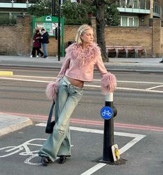 Downtown Outfits Aesthetic, London Autumn Outfit, Afghan Coat, Aesthetic Core, Hello Friday, Fashion Model Poses, Downtown Outfits, Streetwear Accessories, Leather Jacket Outfits