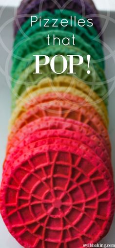 there are many different colored pieces of yarn on the table with text overlay that reads, how to make crochet pizzas that pop