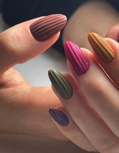 Brown Nails Different Colors, Frosted Nails Matte, Matt Autumn Nails, Fall Minimal Nails, Nail Art Fall 2023, Brown Fall Nail Ideas, End Of Fall Nails, Fall Nails 2023 Stilleto, Nails Two Different Hands Colors